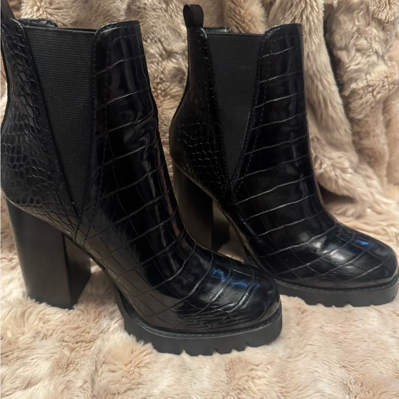 Elegant Black Croc-Embossed Women's Boots - Picture 3 of 4